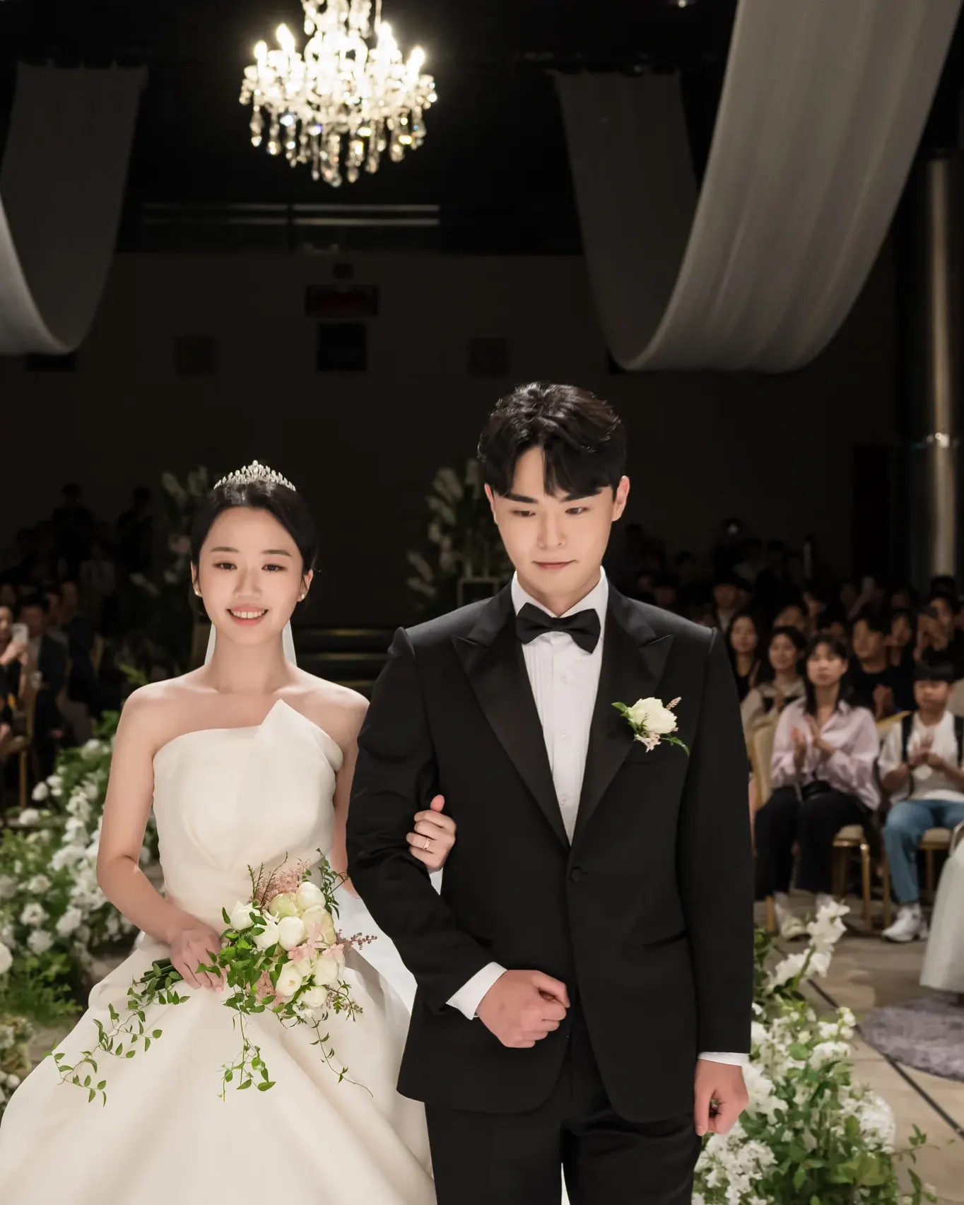 서울 강남구 포스코컨벤션 서울 결혼식영상 — 하객석을 뒤로하고 단상 앞에 선 신랑신부 (2024.09)