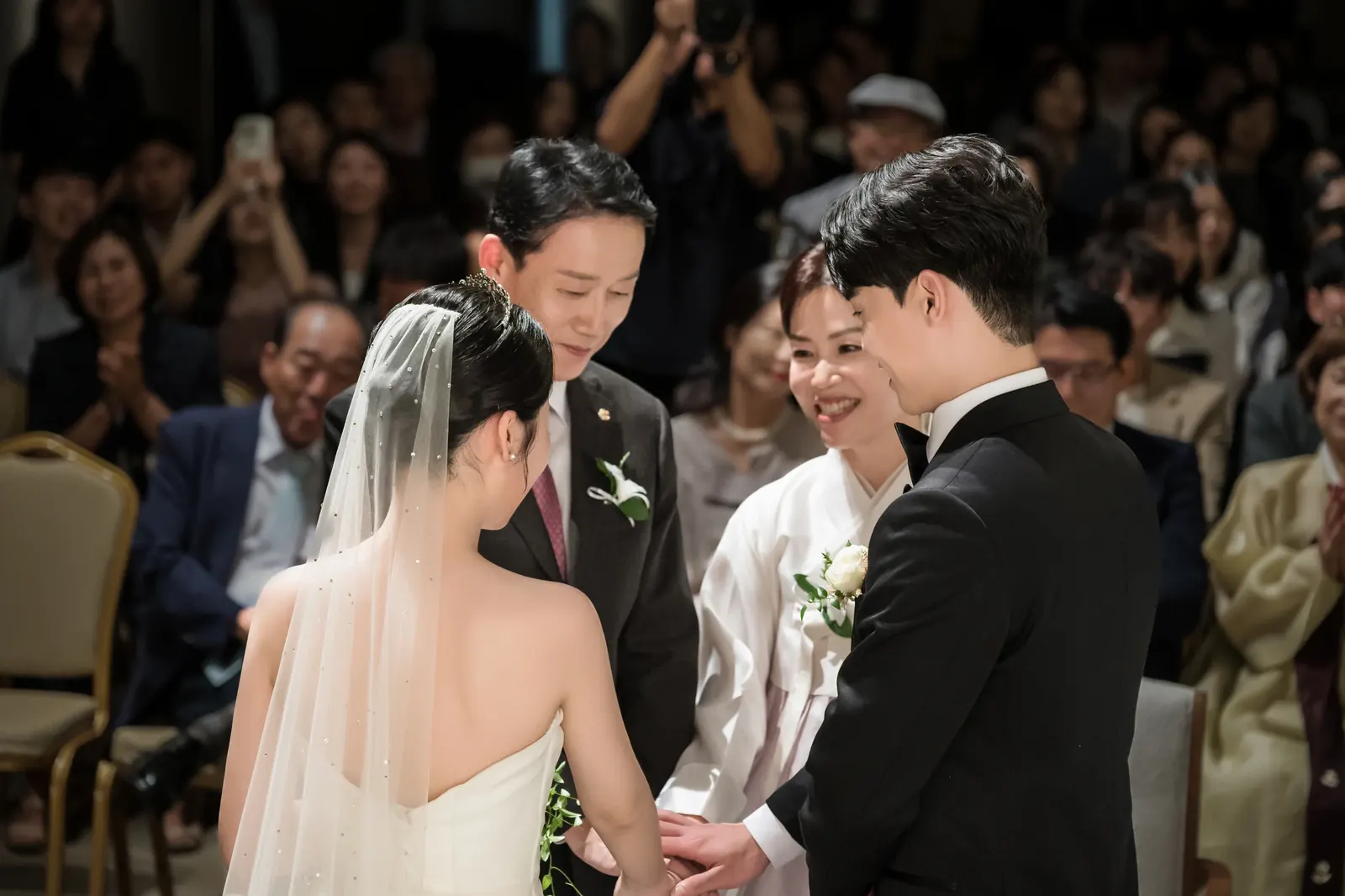 서울 강남구 포스코컨벤션 결혼식영상 업체 촬영 현장 — 양가 부모님께 인사하는 신랑신부 (2024.09)