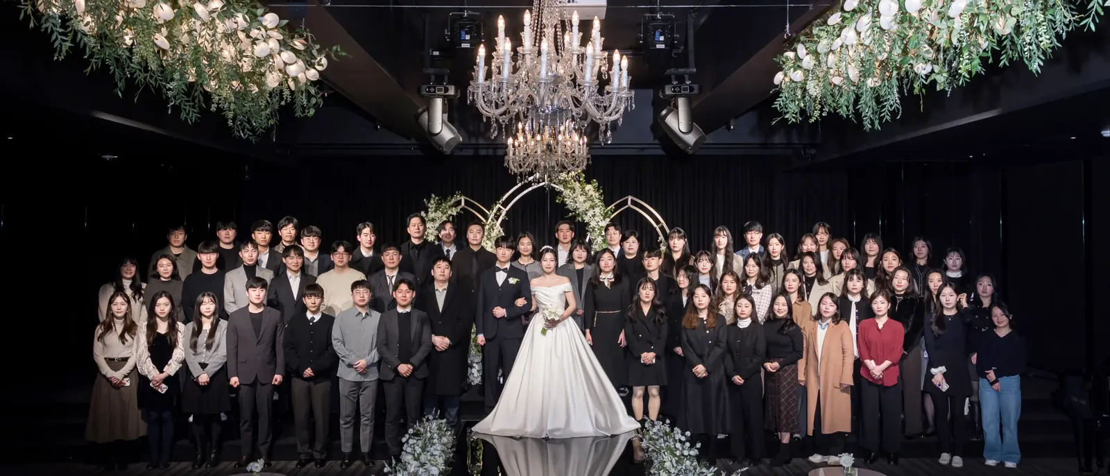 세인트메리엘 결혼식영상 상담 안내 — 신랑신부와 하객 단체 원판 장면 (2025.01)