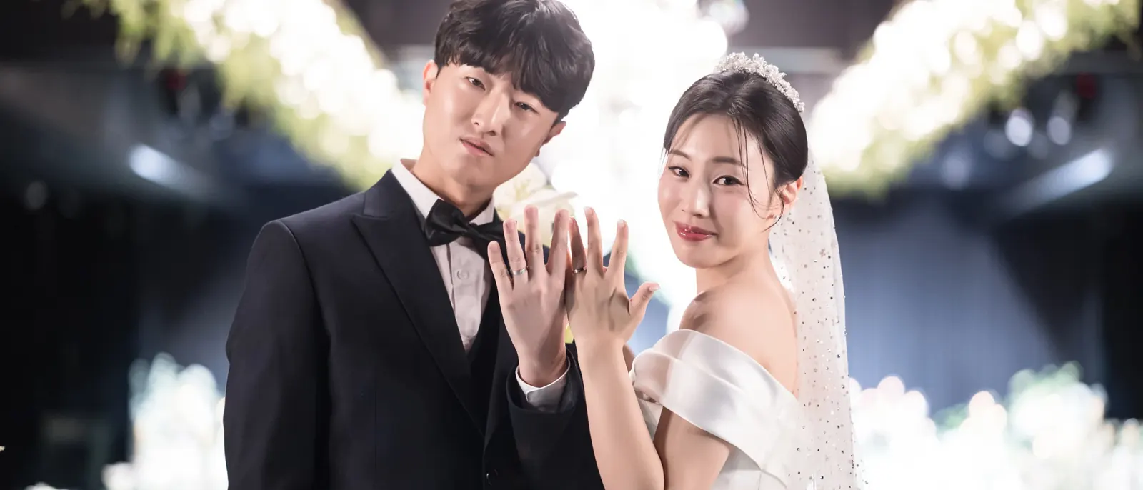 세인트메리엘 결혼식영상 비용 안내 — 결혼반지를 보여 주는 신랑신부 (2025.01)